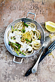 Spaghettis with wild asparagus and creamy lemon sauce