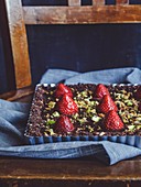 Schokoladenkuchen vom Blech mit Erdbeeren
