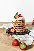 Ein Stapel Pancakes mit Joghurt und Beeren