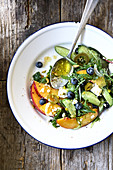 Sommerlicher Gurkensalat mit Nektarinen, Blaubeeren und Feta
