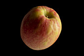 Pomme sur fond noir avec focus stacking. Apple on a black background with focus stacking.