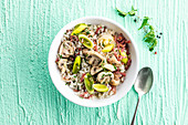 Reissalat mit Speckstreifen, Champignons und Lauch