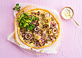 Weiße Pizza mit Artischocken, roten Zwiebeln und Pilzen