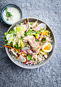 Nizza-Salat mit Reis, Fisch und gekochtem Ei