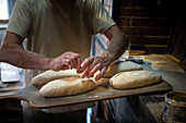 Bäcker in Boulangerie bei der Brotherstellung