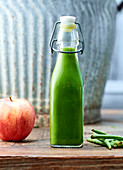 Grüner Detox-Saft mit Apfel und Bohnen