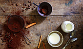 Stillleben mit Kakao und Milch für die Zubereitung von heißer Schokolade