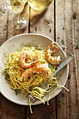 Spaghetti with scampi and curry