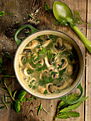 Zwiebel-Pilz-Suppe mit provenzalischen Kräutern