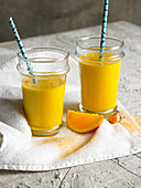 Orangensmoothie im Glas mit Strohhalm