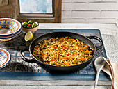 Paella mit Huhn und Gemüse