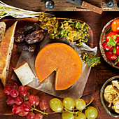Veganer Käseersatz, Trauben und Datteln