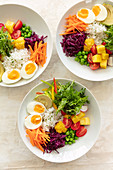 Vegetarische Poke-Bowl mit Reis, Gemüse und Ei