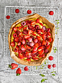 Kuchen mit Vanillecreme, Erdbeeren und Himbeeren