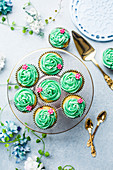 Cupcakes mit Pistazien-Frosting und Zuckerblüten
