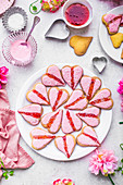 Herzplätzchen mit rosa Zuckerglasur zum Valentinstag