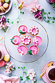 Rosa Törtchen mit Zuckerblüten-Dekoration