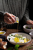 Feta in Olivenöl, Thymian, Lorbeer und Zitronenschale marinieren