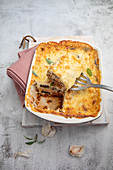 Moussaka mit Kalbhackfleisch, Auberginen, Zucchini, Pecorino und Salbei