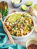 Mexikanischer Salat mit Mais, Feta und Limetten