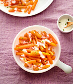 Gekochte Karotten in Ziegenfrischkäsesauce