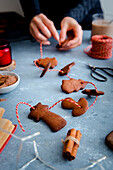 Weihnachtliche Plätzchen-Girlande mit Schoko-Gewürzplätzchen