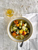 Vegane Suppe mit Gemüse und Wakame-Algen