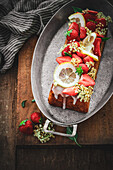 Kastenkuchen mit Erdbeeren, Zuckerglasur und Holunderblüten