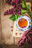 Tasse Tee mit Fliederblüten daneben Notenblatt