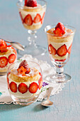 Schnelles Erdbeer-Tiramisu serviert in Dessertgläsern