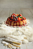 Cheese Cake dekoriert mit roten Beeren und Rosenblüten