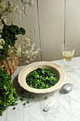 Grüne Frühlingssuppe mit Salat und Erbsen
