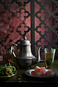 Orientalisches Teestillleben mit Minzetee und Lokum