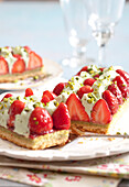 Mürbeteigkuchen mit Erdbeeren und Pistazien