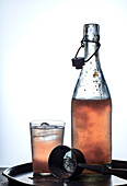 Pfirsich-Kefir in Bügelflasche und Glas