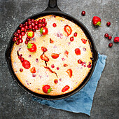 Pfannengebackener glutenfreier Kuchen mit roten Beeren