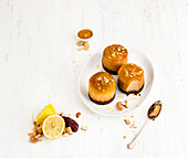 Mini cheesecakes with cashew nuts and lemon