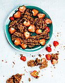 Schokoladen-Crispy serviert mit frischen Erdbeeren