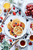 Pancakes mit Früchten zum Frühstück