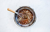 Schoko-Vanille-Naked Cake zubereiten:  Schokoladencreme verrühren