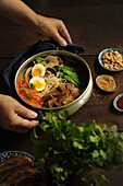 Bo Bun mit Reisnudeln, Gemüse und Schweinefleisch