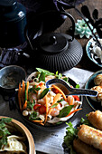 Japanischer Salat mit Garnelen und Gemüse