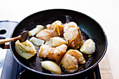 Prepare roast monkfish with orange zest: Pan-fry the fish