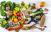 Obst, Gemüse, Hülsenfrüchte und Nudeln für die vegane Ernährung