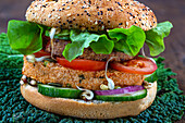 Vegetarischer Gourmet-Burger auf einem Kohlblatt