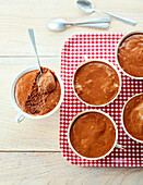 Mousse au chocolat serviert in Tassen