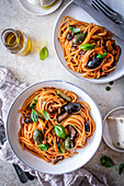 Spaghetti mit geröstetem Gemüse und Oliven