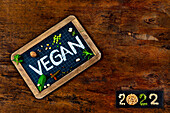 Kreide-Schriftzug 'vegan' auf kleiner Schultafel