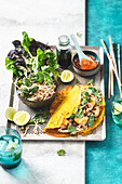 Bahn Xeo - vietnamesischer Pfannkuchen mit Garnelen, Sojasprossen und Pilzen
