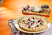 Pizza mit Käse, roten Zwiebeln und Oliven